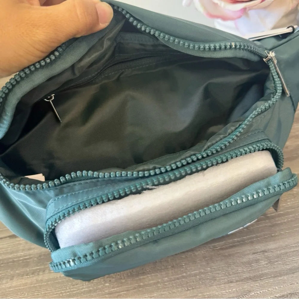 ❤️❤️❤️BWNT ALO Yoga Winter Ivy Crossbody Bag ❤️❤️❤️ - Picture 5 of 8